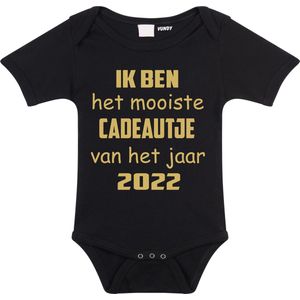 Baby rompertje met leuke tekst | Ik ben het mooiste cadeautje van het jaar 2022 |zwangerschap aankondiging | cadeau papa mama opa oma oom tante | kraamcadeau | maat 56 zwart goud