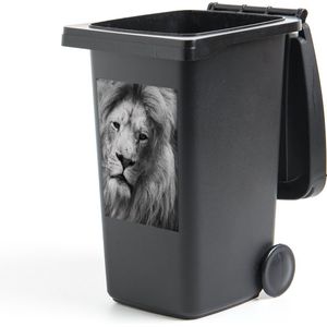Container sticker Leeuw - nieuw - Close-up van een leeuw in zwart-wit Klikosticker - 40x60 cm - kliko sticker - weerbestendige containersticker