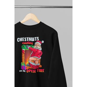 Foute kersttrui - Chestnuts roasting - Wurban Wear | 18+ | Grappige sweater | Leuk cadeau | Unisex sweater | Oversized sweater | Kersttrui heren | Foute kerstkleding | Kerst sweater | Kerst diner | Kersttrui dames | Foute kersttruiendag 2025 | Zwart