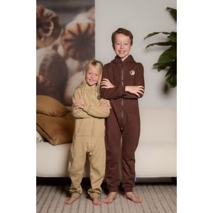 Jogging Onesie Kids | Van het bekende Nederlandse merk Knuffle® | Linda: ""Dit is de allerbeste Onesie voor kinderen!"" | Gratis verzending | Handgemaakt in Portugal | Voor jongens en meisjes | In 4 kleuren: Dit is maat 122/128, in de kleur Beige