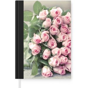 Notitieboek - Schrijfboek - Een grote boek van roze rozen ligt op een tafel. - Notitieboekje klein - A5 formaat - Schrijfblok
