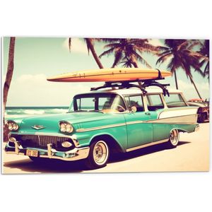 PVC Schuimplaat- Gele Surfplank op Dak van Blauwe Auto aan het Strand - 60x40 cm Foto op PVC Schuimplaat