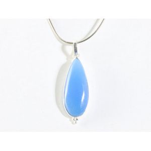 Lange druppelvormige zilveren hanger met blauwe chalcedoon aan ketting