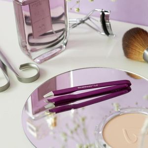 Paars Switserland pincet Sweezer 2.0 - Wenkbrauwpincet met schuine punt - precisie en design