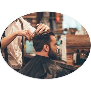 Dibond Ovaal - Kapper - Schaar - Knippen - Man - Haren - 56x42 cm Foto op Ovaal (Met Ophangsysteem)