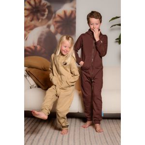 Jogging Onesie Kids | Van het bekende Nederlandse merk Knuffle® | Linda: ""Dit is de allerbeste Onesie voor kinderen!"" | Gratis verzending | Handgemaakt in Portugal | Voor jongens en meisjes | In 4 kleuren: Dit is maat 122/128, in de kleur Bruin