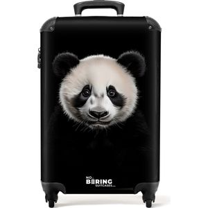 NoBoringSuitcases.com® - Handbagage koffer lichtgewicht - Reiskoffer trolley - Pandabeer portret op zwarte achtergrond - Rolkoffer met wieltjes - Past binnen 55x40x20 en 55x35x25