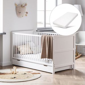 Petite Amélie ® Baby Bed met Matras - Ledikant 70x140 cm - Meegroeibed (0 - 6 jaar) - In 2 Hoogtes Verstelbaar - Eenvoudig om te bouwen tot Peuterbed - Wit
