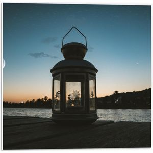 Forex - Witte Lantaarn op Steiger bij Nacht - 50x50cm Foto op Forex