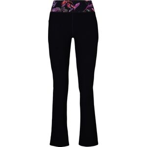 Skechers dames sportbroek met flare pijpen en een hoge taille. Gemaakt van 88% nylon en 12% spandex. Voorzien van een bies met bloemenprint en zakken aan de zij-en achterkant. - Zwart multi - Maat M