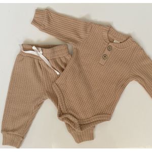 2-delig baby pakje met broek en romper bruin - baby - babykleding - kraamcadeau - kinderkleding - geboorte