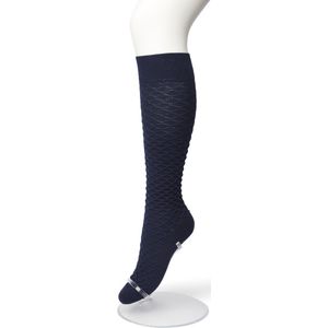 Bonnie Doon Bio Kabel Kniekousen Dames Donker Blauw maat 36/42 - Kabel patroon in Ruit Vorm - Biologisch Katoen - Uitstekend draagcomfort - Cable Knee High - OEKO-TEX - Gladde Naden - Duurzaam Huidvriendelijk Bio Katoen - Dark Blue - BP211506.111