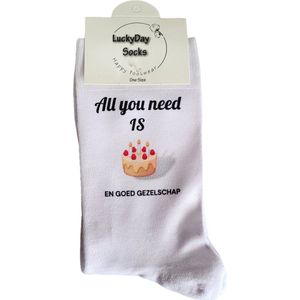 All you need is Taart - Jarig - Feest - Verjaardag - Gebak - Sokken met tekst - Witte sokken - Cadeau voor vrouw en man - Kado - Sokken - Verjaardags cadeau voor hem en haar - Vaderdag - Moederdag - LuckyDay Socks - Maat 37-44