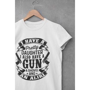 Shirt - Pretty daughter and a gun - Wurban Wear | Grappig shirt | Leuk cadeau | Unisex tshirt | Vaderdag cadeau | Cadeau voor vader | Voetbal | Gewichten | Wit