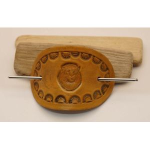 Beige leren haarspeld + haarstokje aap in sierrand - haarspeld dier - haarspelden dieren - haarspeld aap - haarspeld dames - haarspeld vrouw - haarspeld dik haar - haarspeld lang haar - leuke haarspeld afbeelding dieren - haaraccessoires dieren