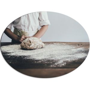 Dibond Ovaal - Bakker tijdens Deeg Maken voor Grijze Muur - 80x60 cm Foto op Ovaal (Met Ophangsysteem)