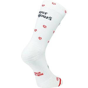 Sporcks Amour Toujours Hardloopsokken – Lichtgewicht & Ademend – COOLMAX® – Dames & Heren – Wit met Rode Hartjes – Maat 35-37