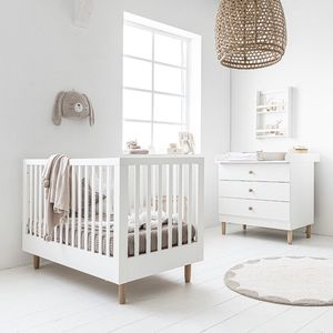 Babykamer Hout - Meegroeikamer 2-Delige Set - Commode en Meegroeibed 140x70 cm vanaf 0 tot 6 jaar - Oerdegelijke babykamer met een stijlvol Scandinavisch ontwerp - Voorzien van soft-close laden en deuren - Egaal Roomwit - Bocca Collectie