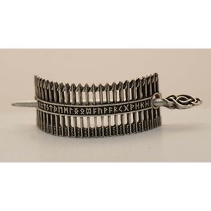 Haarspeld met haarstokje pijlen met runentekens in het metaal kleur nikkel - viking haarspeld - Noorse haarspelden - Nordic Viking haarspeld - haarspeld stoere krijger - middeleeuwse haarspeld -haarspeld themafeest - haarspelden middeleeuwse feestje