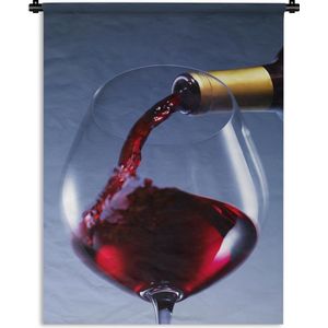 Wandkleed Rode wijn - Rode wijn wordt gegoten in glas Wandkleed katoen 120x160 cm - Wandtapijt met foto XXL / Groot formaat!