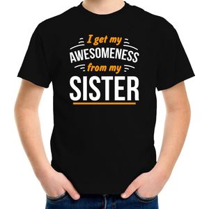 I get my awesomeness from my sister/ zus t-shirt zwart - kinderen - Fun tekst / Verjaardag cadeau 158/164