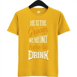 He Is The Groom | Vrijgezellenfeest Cadeau Man - Groom To Be Bachelor Party - Grappig Bruiloft En Bruidegom Bier Shirt - T-Shirt - Unisex - Geel - Maat XL