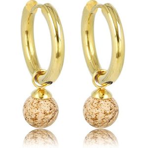 My Bendel - Goudkleurige oorbel Picture Jasper edelstenen balletje - Stralende Goudkleurige Oorringen met Picture Jasper bedel - Met luxe cadeauverpakking