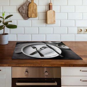 Inductiebeschermer Witte borden op een donkere achtergrond | 81.2 x 52 cm | Keukendecoratie | Bescherm mat | Inductie afdekplaat