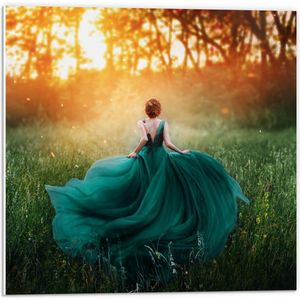 Forex - Vrouw in Blauwe Jurk rennend door Grasveld - 50x50cm Foto op Forex