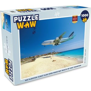 Puzzel Een vliegtuig vliegt vlak over Maho Bay Beach op Sint Maarten - Legpuzzel - Puzzel 1000 stukjes volwassenen