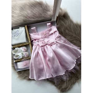 luxe feestjurk-Baby jurk-doopjurk -dooppakje-onderhemd-haarband-schoentjes- pasgeboren-new born-geschenkset -geschenkdoos-kraamcadeau-fotoshoot newborn-doopsel-4 delige set-roze kleur-strikje-maat 56/62 (0 tem 4 maanden)