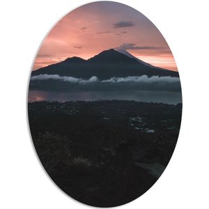 PVC Schuimplaat Ovaal - Zon achter Berg met Wolken - 81x108 cm Foto op Ovaal (Met Ophangsysteem)