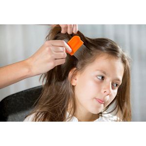 P'tit Dop - Behandeling tegen luizen na shampoo. De formule met neutrale pH reinigt en kalmeert de hoofdhuid van kinderen.