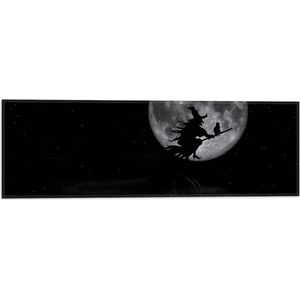 Vlag - Vliegende Heks op Bezemsteelbij Volle Maan - 60x20 cm Foto op Polyester Vlag