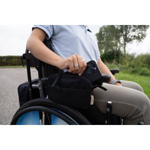 Hippe rolstoeltas armleuning zijkant – Zwart – Klittenband bevestiging – Extra vakken - Viggodsgn