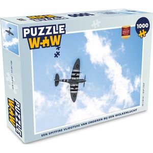 Puzzel Een spitfire vliegtuig van onderen bij een wolkenlucht - Legpuzzel - Puzzel 1000 stukjes volwassenen