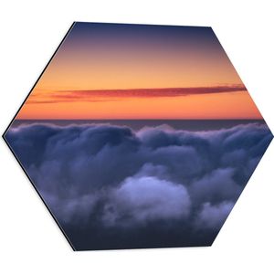 WallClassics - Dibond Hexagon - Oranje Lucht boven Wolkendek - 50x43.5 cm Foto op Hexagon (Met Ophangsysteem)
