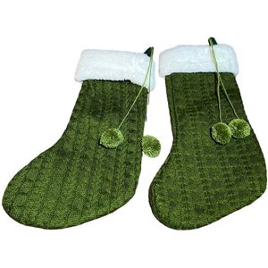 2 groene kerstsokken (met pompons)