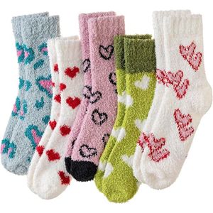 5 paar zachte en comfortabele, donzige mid-tube sokken voor dames | Winter warme, pluche slaapsokken | Interessant patroon casual wollen sokken | Ademende, warme kniehoge sokken met ronde hals | Winter dikke, warme koraalfleece sokken