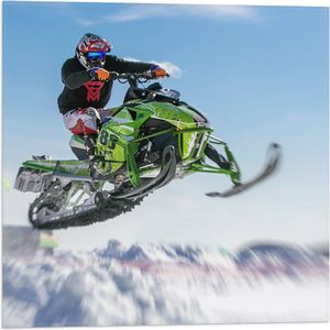 Vlag - Stuntman op Vliegende Sneeuwmobiel in Sneeuwlandschap - 50x50 cm Foto op Polyester Vlag