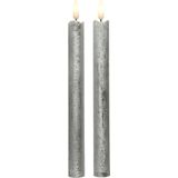 Lumineo LED kaarsen/dinerkaarsen - 2x st - zilver glitter - 24 cm - Sfeerkaarsen - Elektrische kaarsen