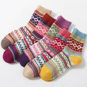 Warme wintersokken Geschikt voor dames, 5-pack, warme gebreide damessokken van wol, retrostijl, zacht verdikt katoenmateriaal, damesnachtsokken, verkrijgbaar in meerdere kleuren, Geschikt voor thuis, op kantoor, op school