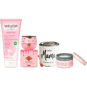 Weleda Cadeauset Honeybalm Strawberry & Mama - Weleda Douchecreme 200ml Sensitive Amandel - Honeybalm Lippenbalsem Strawberry - My Flame Kaars Blikje Een blikje Liefde