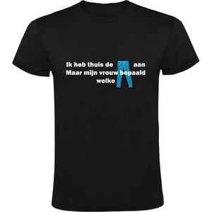 Ik heb thuis de broek aan, maar mijn vrouw bepaald welke Heren T-shirt | Relatie | Vrijgezellenfeest | Bruiloft | Trouwen | Valentijnsdag | Verliefd | Vriend | Vriendin | Shirt