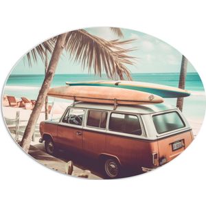 PVC Schuimplaat Ovaal - Houten Surfplank op Dak van Auto Rijdend langs de Zee - 96x72 cm Foto op Ovaal (Met Ophangsysteem)