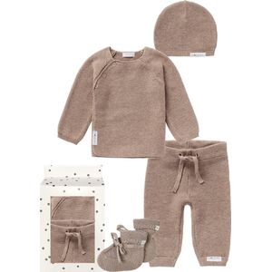 Noppies - Geschenkverpakking met kledingset - Taupe - 4delig - Broek Grover - trui Pino - Muts Rosita - Slofjes Nelson - Maat 56