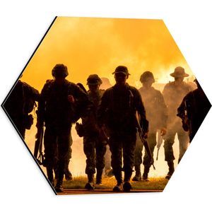 Dibond Hexagon - Silhouet van Groep Soldaten met Wapens weglopend bij Vuur - 40x34.8 cm Foto op Hexagon (Met Ophangsysteem)