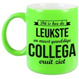 Dit is hoe de leukste en meest geweldige collega eruitziet cadeau mok / beker - neon groen - 330 ml - bedankt cadeau