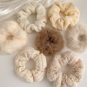 WiseGoods Luxe Set Scunchies Dames - Meisjes Scrunchie - Haarelastiek - Haarelastiekjes - Kleding Accessoires - Voor Haren - Beige