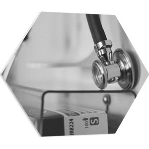 PVC Schuimplaat Hexagon - Close-up van Stethoscoop (Zwart-wit) - 60x52.2 cm Foto op Hexagon (Met Ophangsysteem)